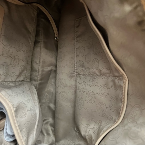 Michael Kors Jet Set Shoulder Bag Vanilla #michaelkors #MKJetset - Picture 5 of 7